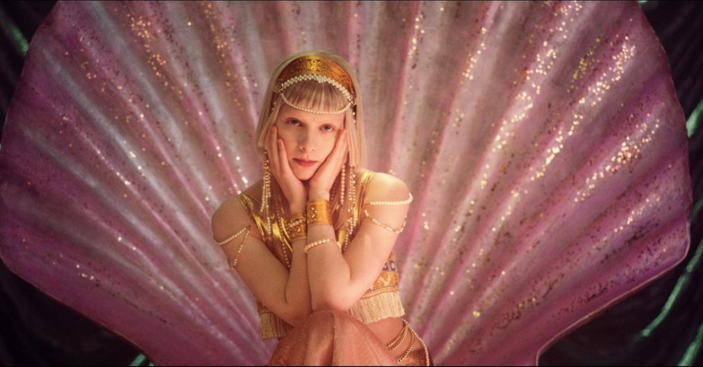 她的一些服裝都是有著姊姊的設計。