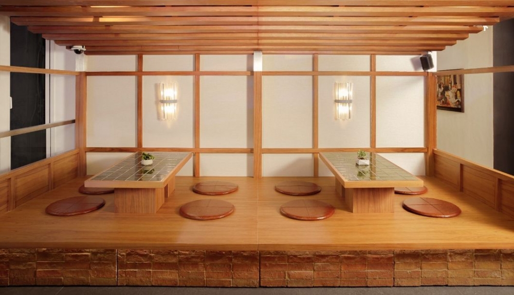 塌塌米座位、綠磚拼凑的桌台賦予嶄新的現代氛圍。