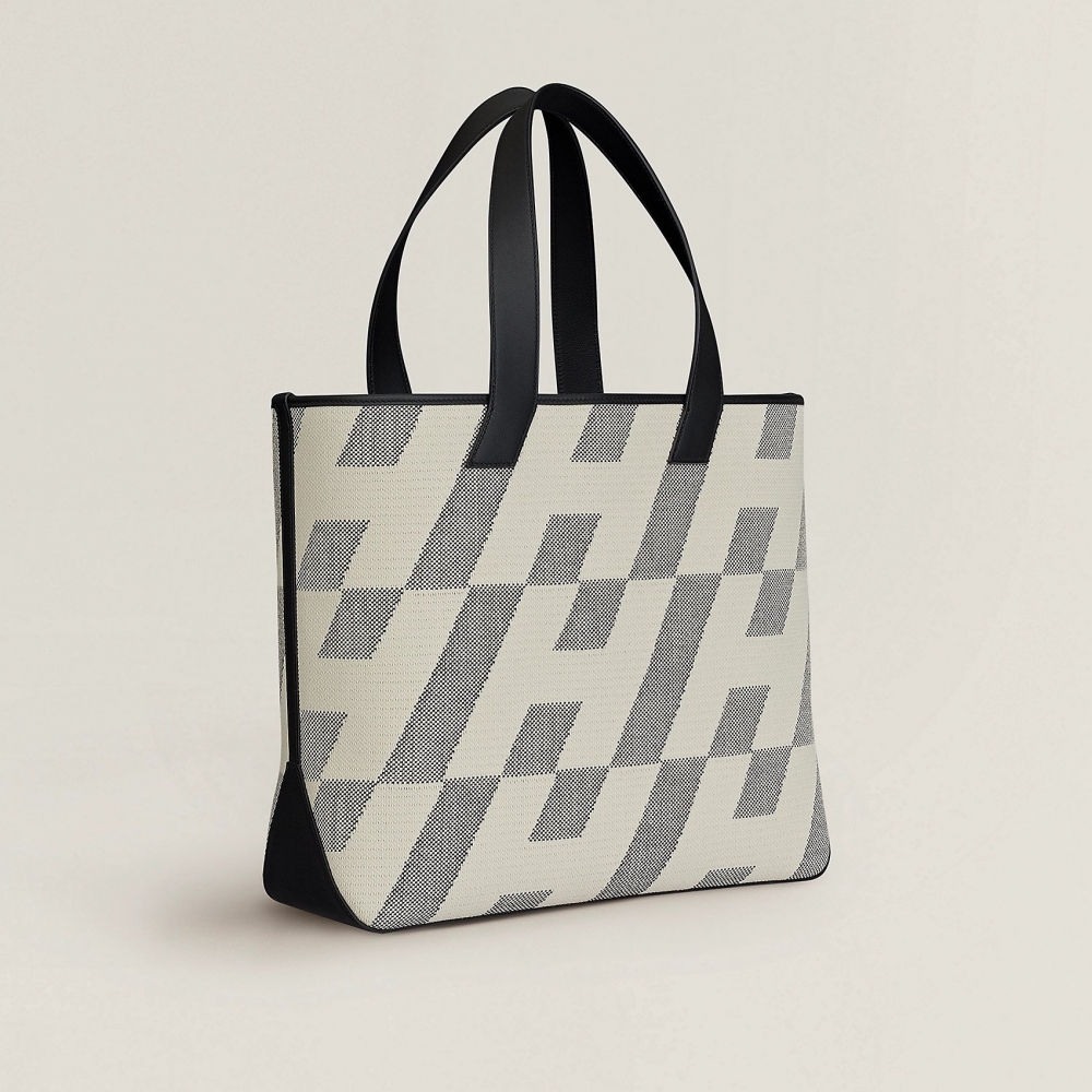 細節以小牛皮打造，遍布象徵代表H字樣。