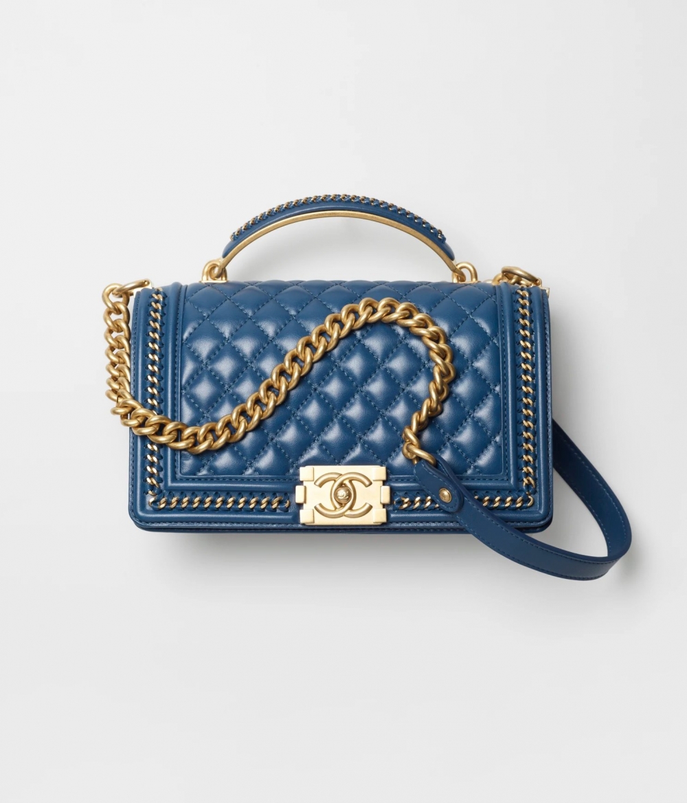 換上有著奢華感的設計,這款Boy CHANEL Flap Bag With Handle優雅霸氣。