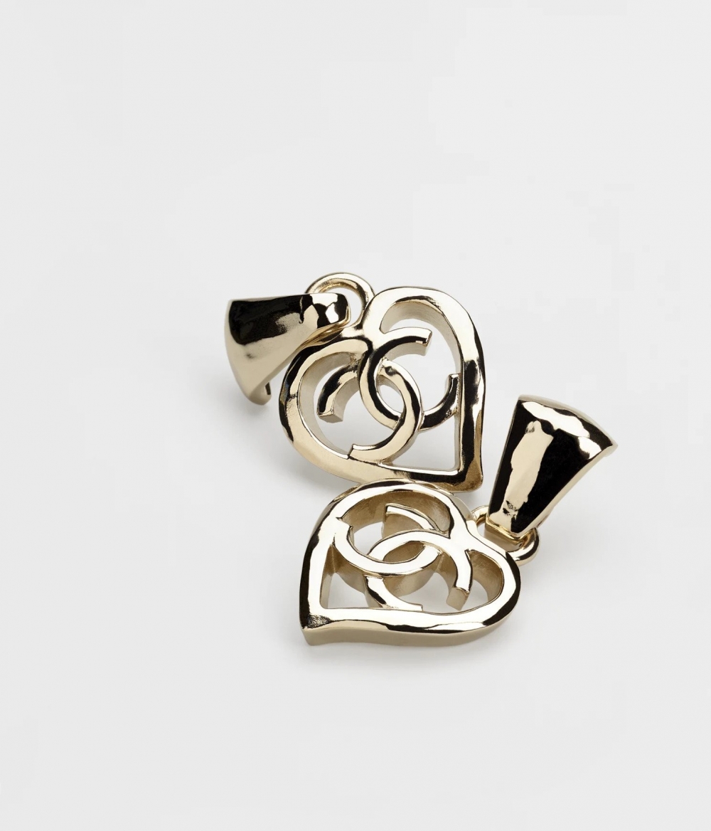 品牌Logo字樣與金屬材質呈現低調奢華的氛圍。