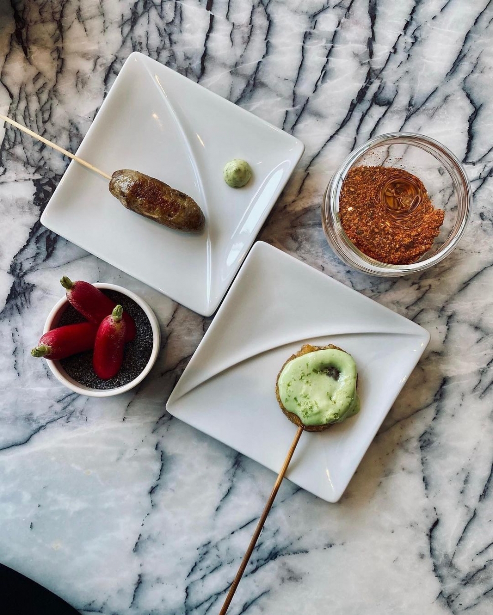 部分採以用木炭燒烤、蒸製和在鐵板上烹飪的方法。