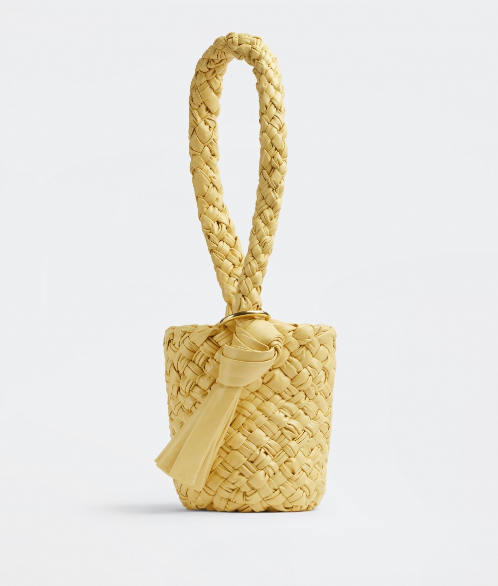 鵝黃色的款式也適合春夏的季節。