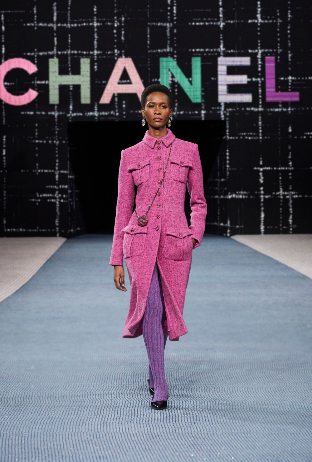 當年就是 CHANEL 將斜紋軟呢引入女裝世界。