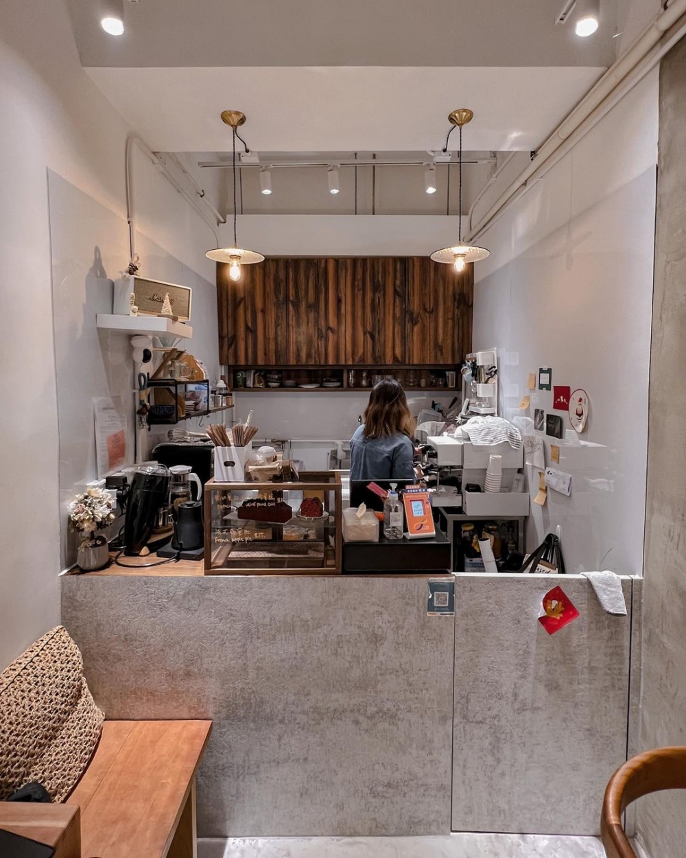 店內有著水泥質地的牆間,樸質又愜意。