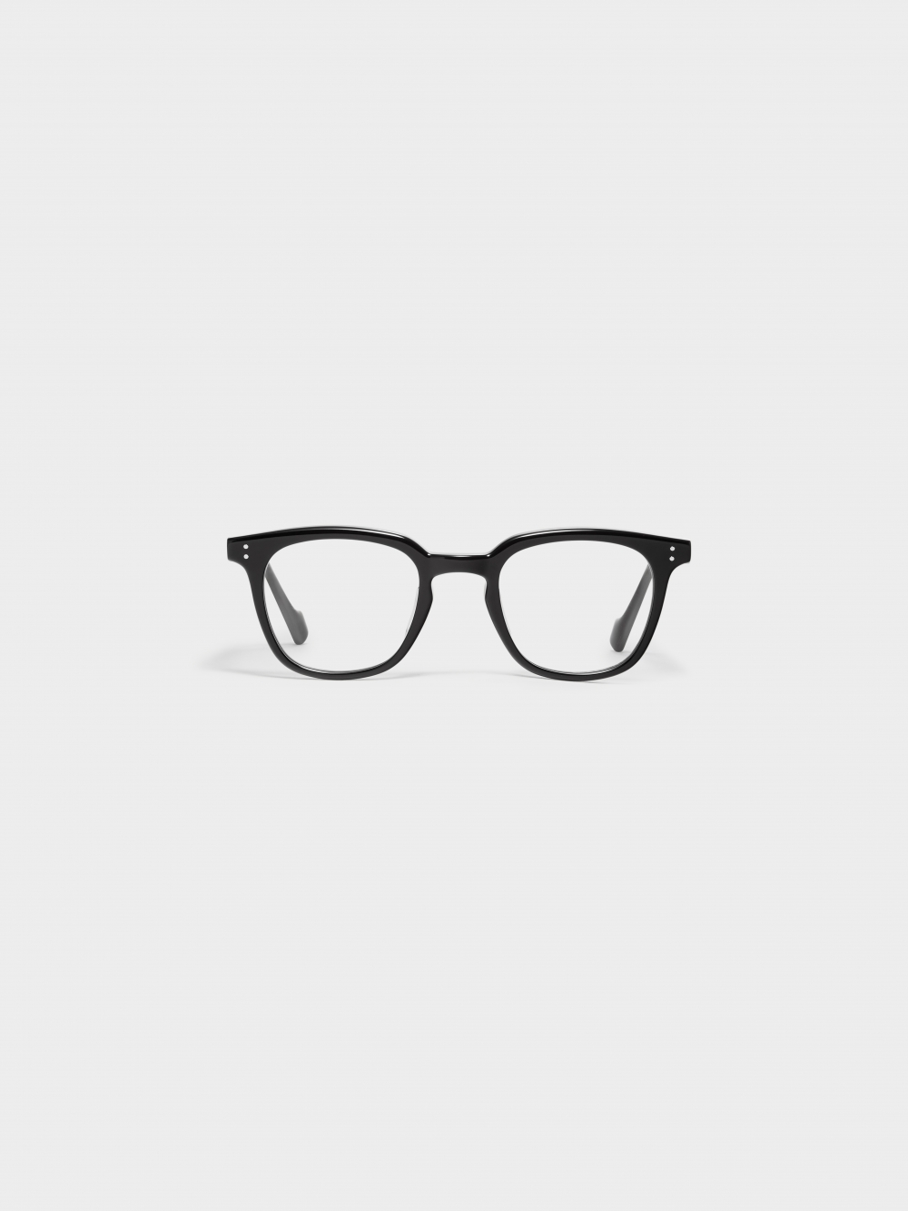 ZEN 01前框採用威靈頓造型鏡架。