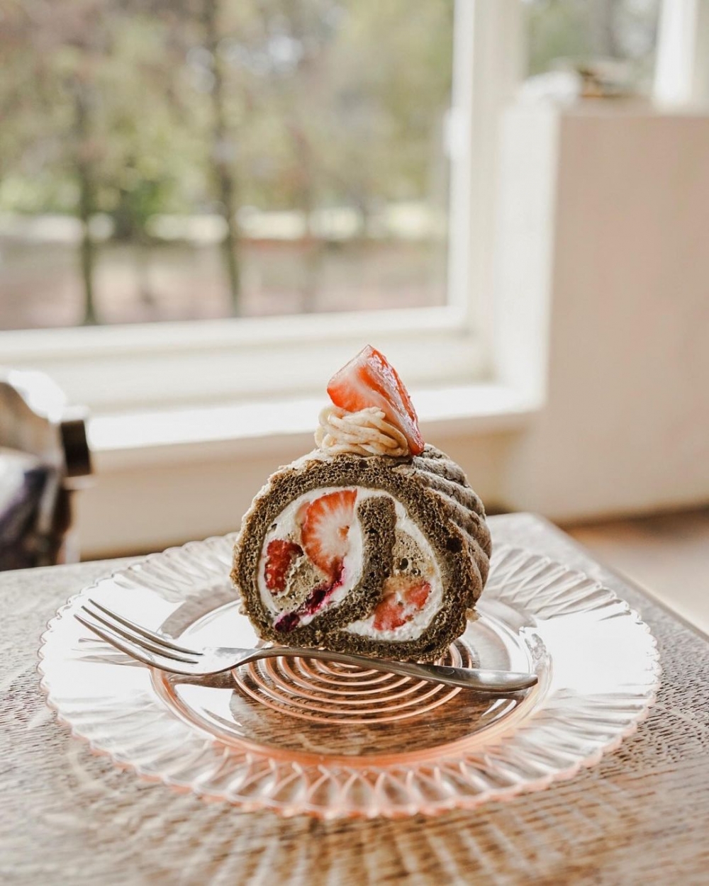 草莓蒙布朗焙茶脆皮捲，多了焙茶的香味更加誘人。