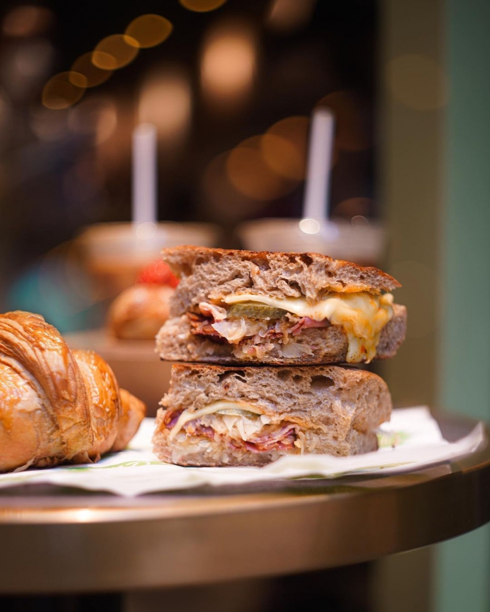 燻牛肉配酸菜的三明治，完美的風味交響曲。