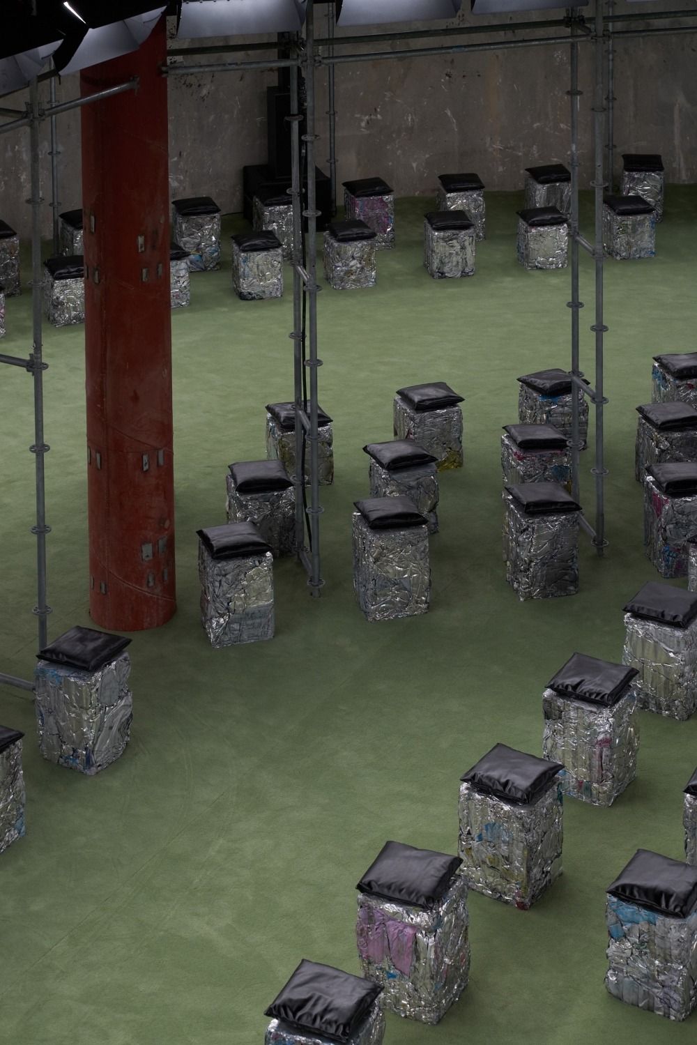 在秀場上的座位上都有放置一個皮革製的Pillow枕頭包。