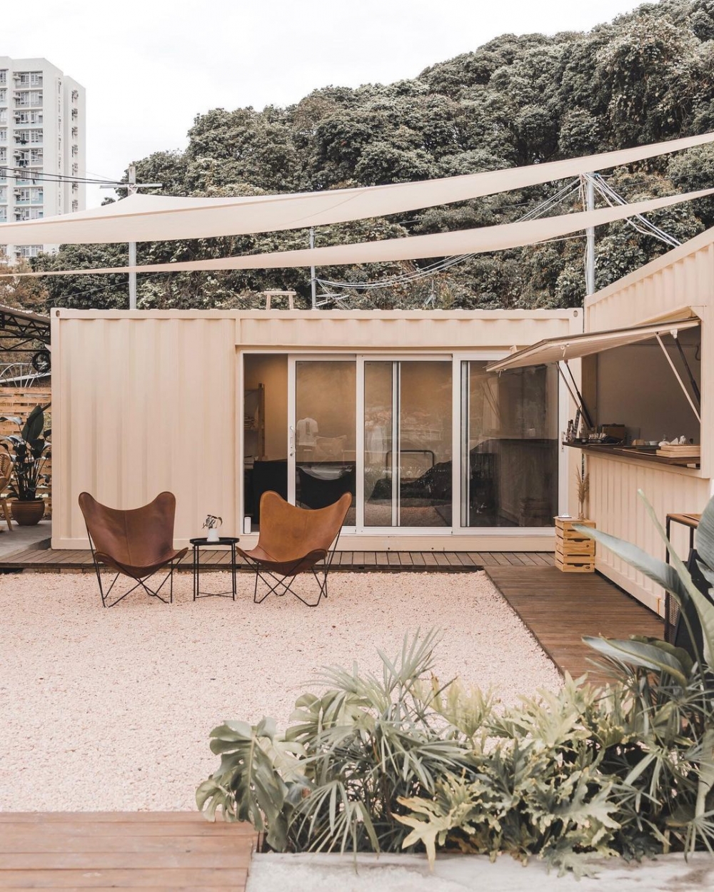 奶油色的貨櫃屋，帶給人療癒的氛圍。