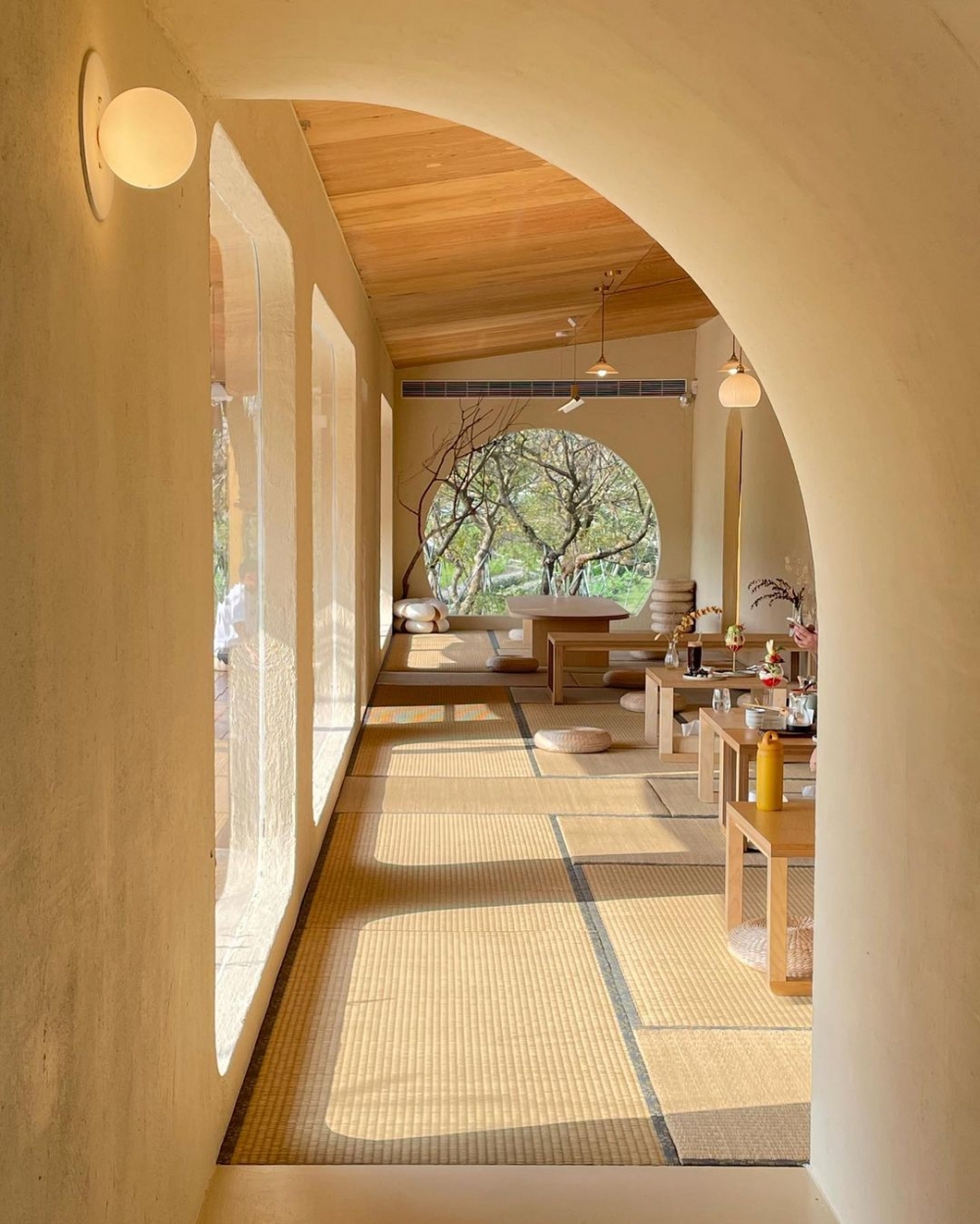 店內設有日式榻榻米的座位區，讓你能與好友一同享受時光。