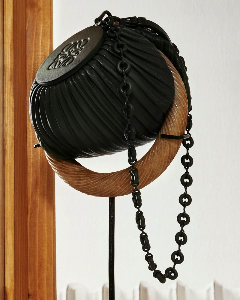 Bracelet Pouch多了鏈條揹帶。