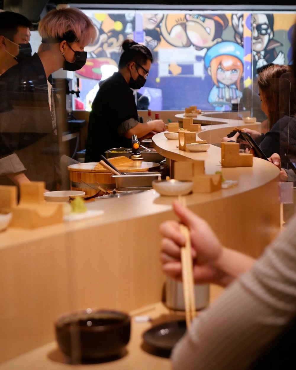 圍繞在靈感取自洛杉磯的威尼斯海灘滑板公園的壽司吧台。