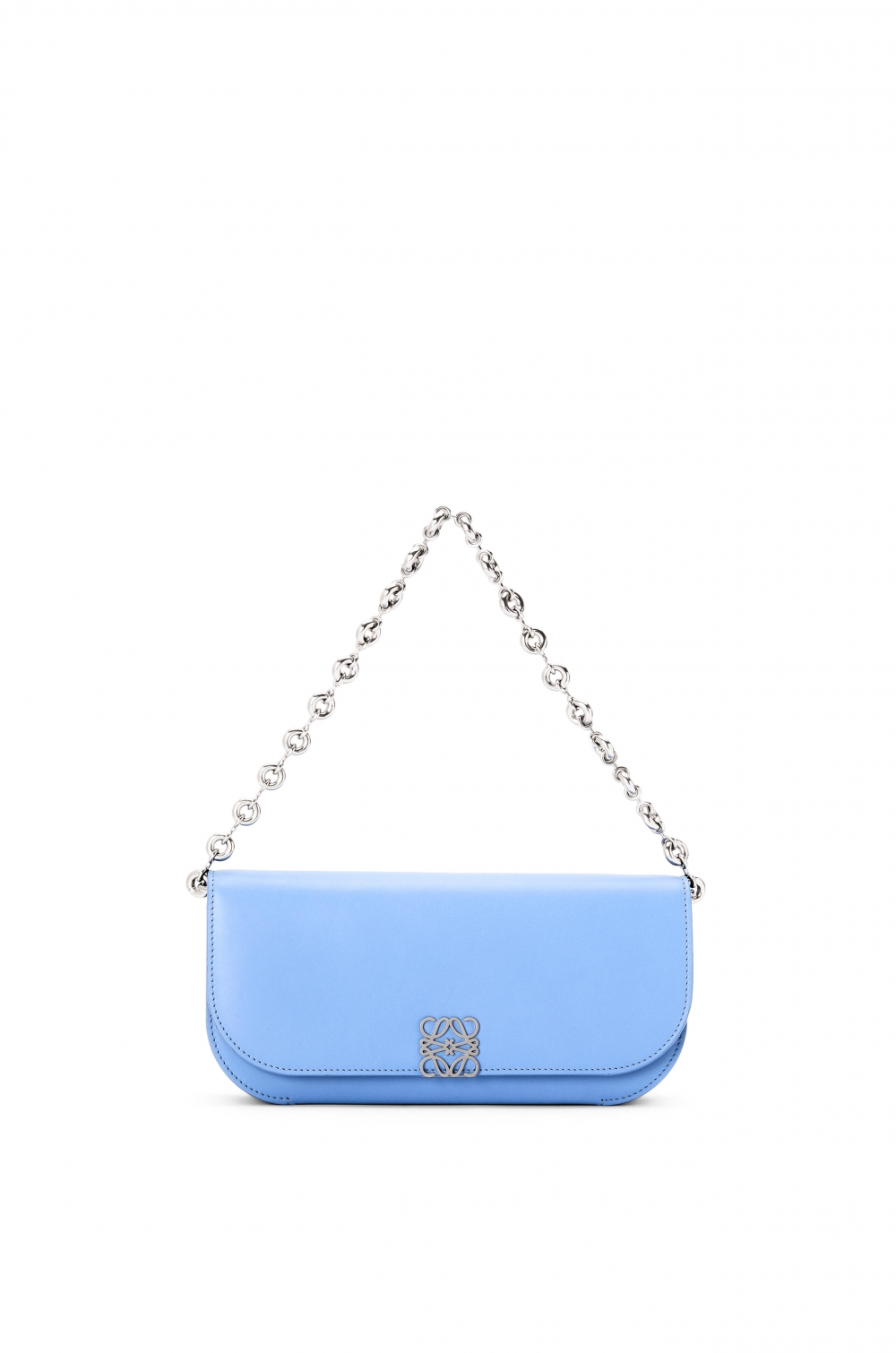 LOEWE Goya Long Clutch銀色鏈條揹帶取代以往的皮革揹帶。