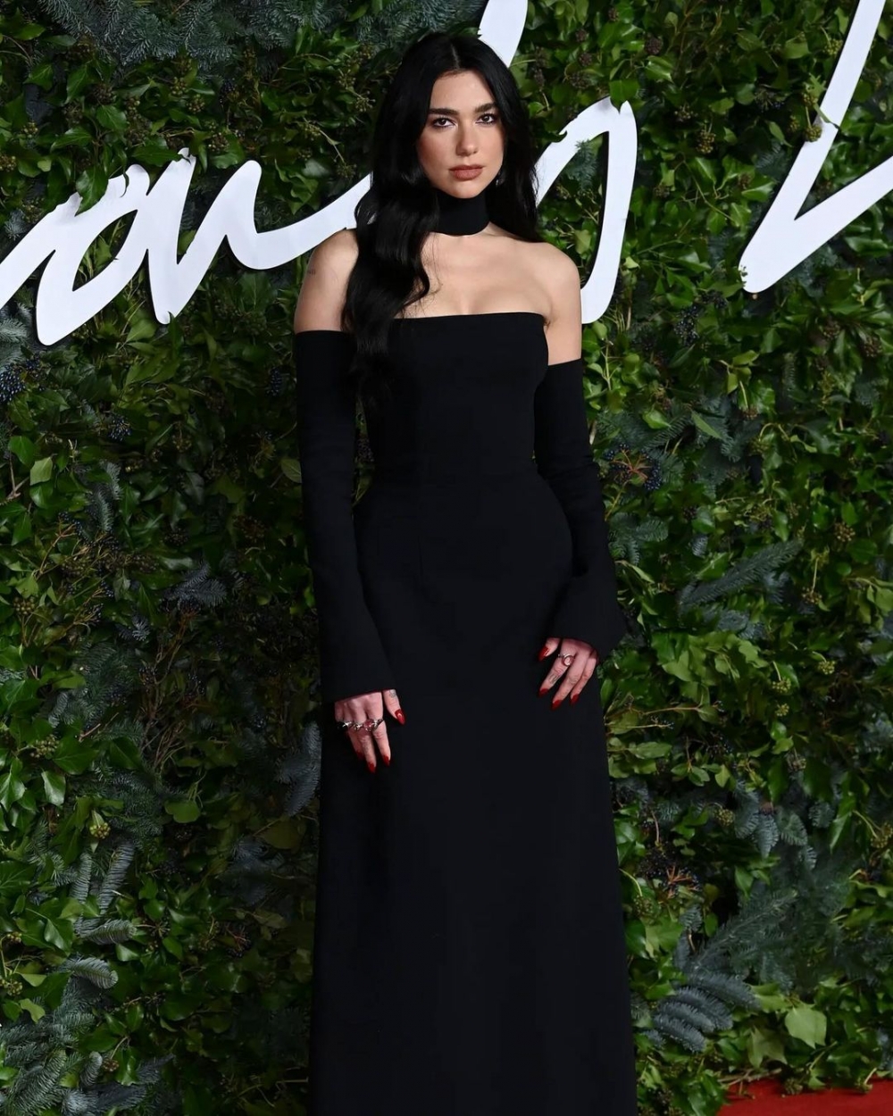 Dua Lipa一襲黑色縐紗禮服出席2021年英國時尚大獎。