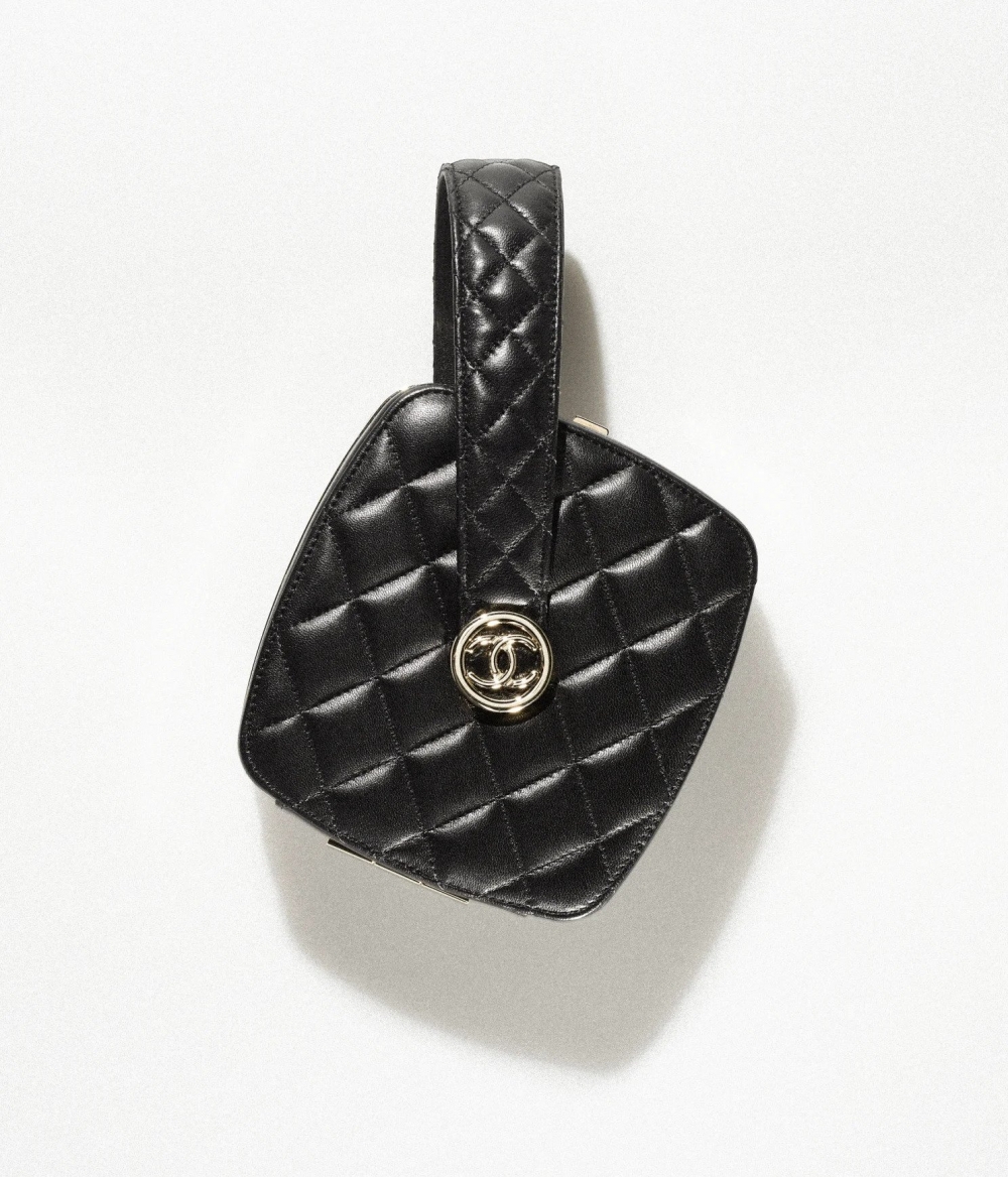 CHANEL Minaudiere With Handle梳妝袋的變奏款。