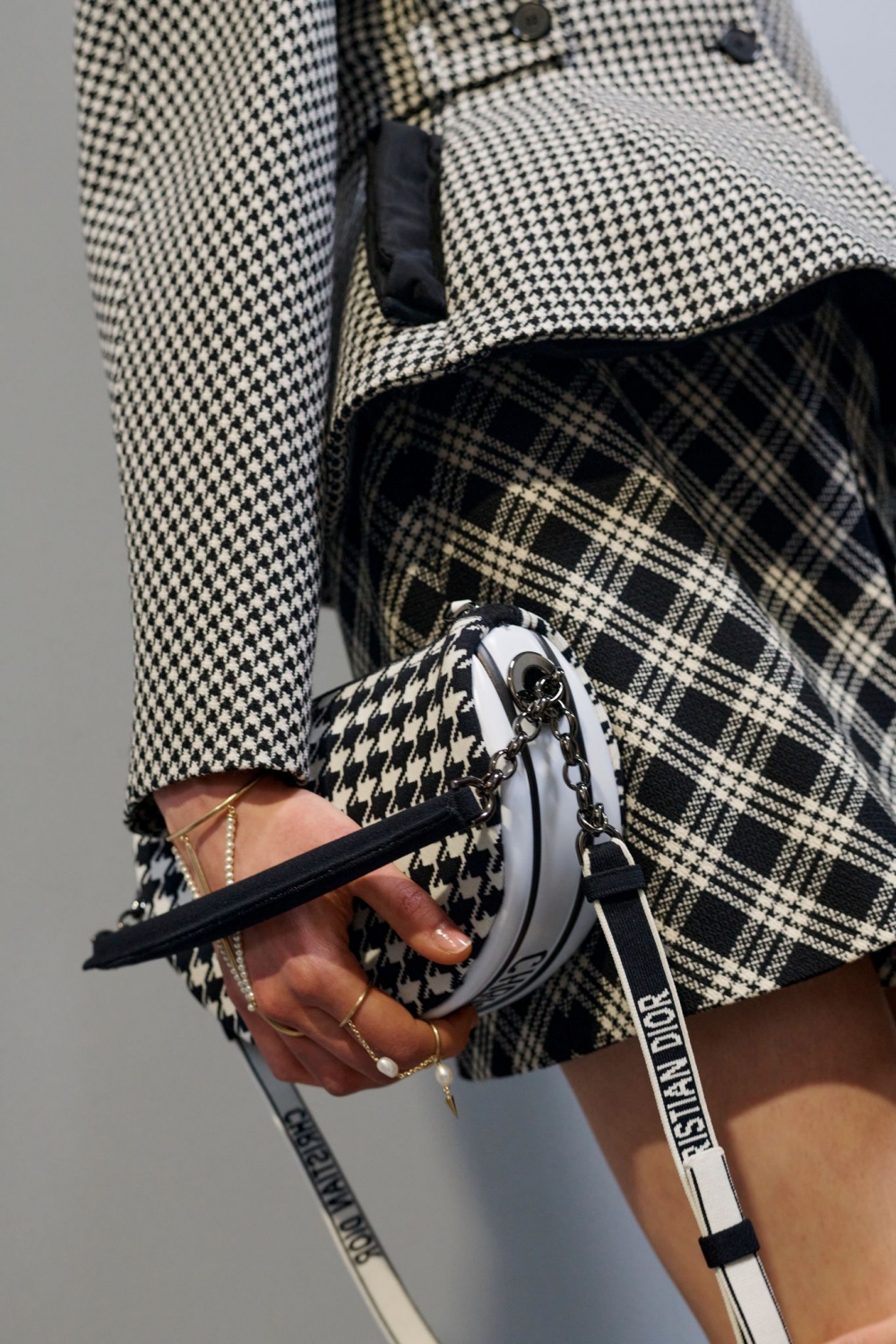 Dior Vibe Hobo Bag換上全新千鳥紋圖騰。