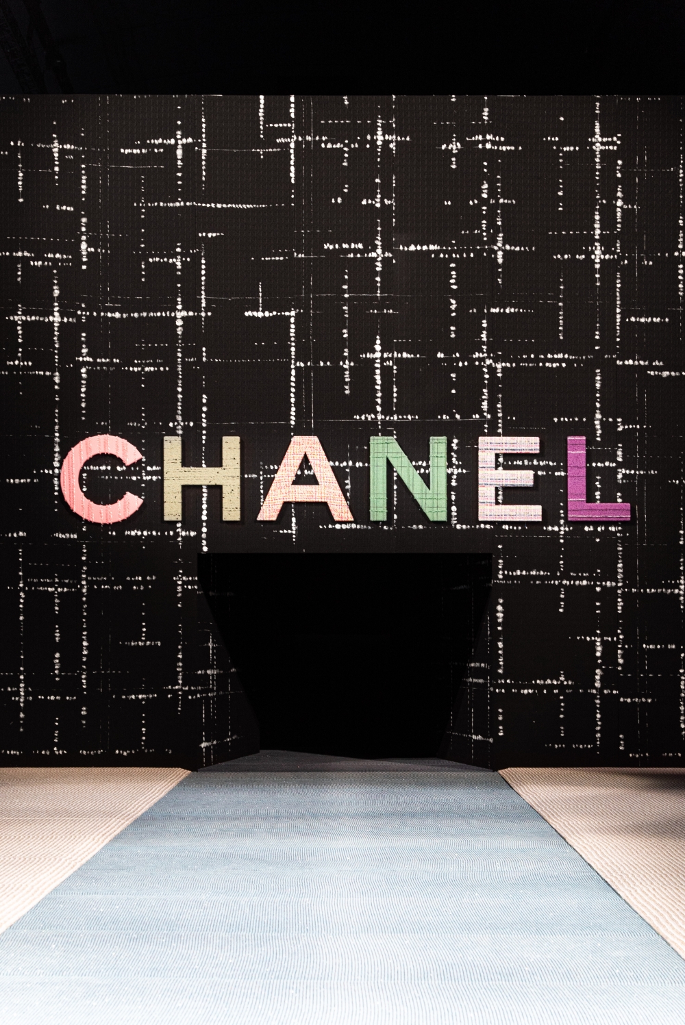 來到巴黎時裝週的最後一天,焦點降落在CHANEL 2022秋冬大季上。