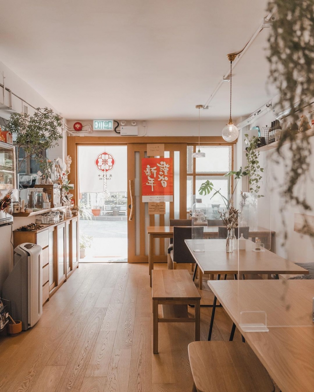 木頭桌椅打造用餐區域。