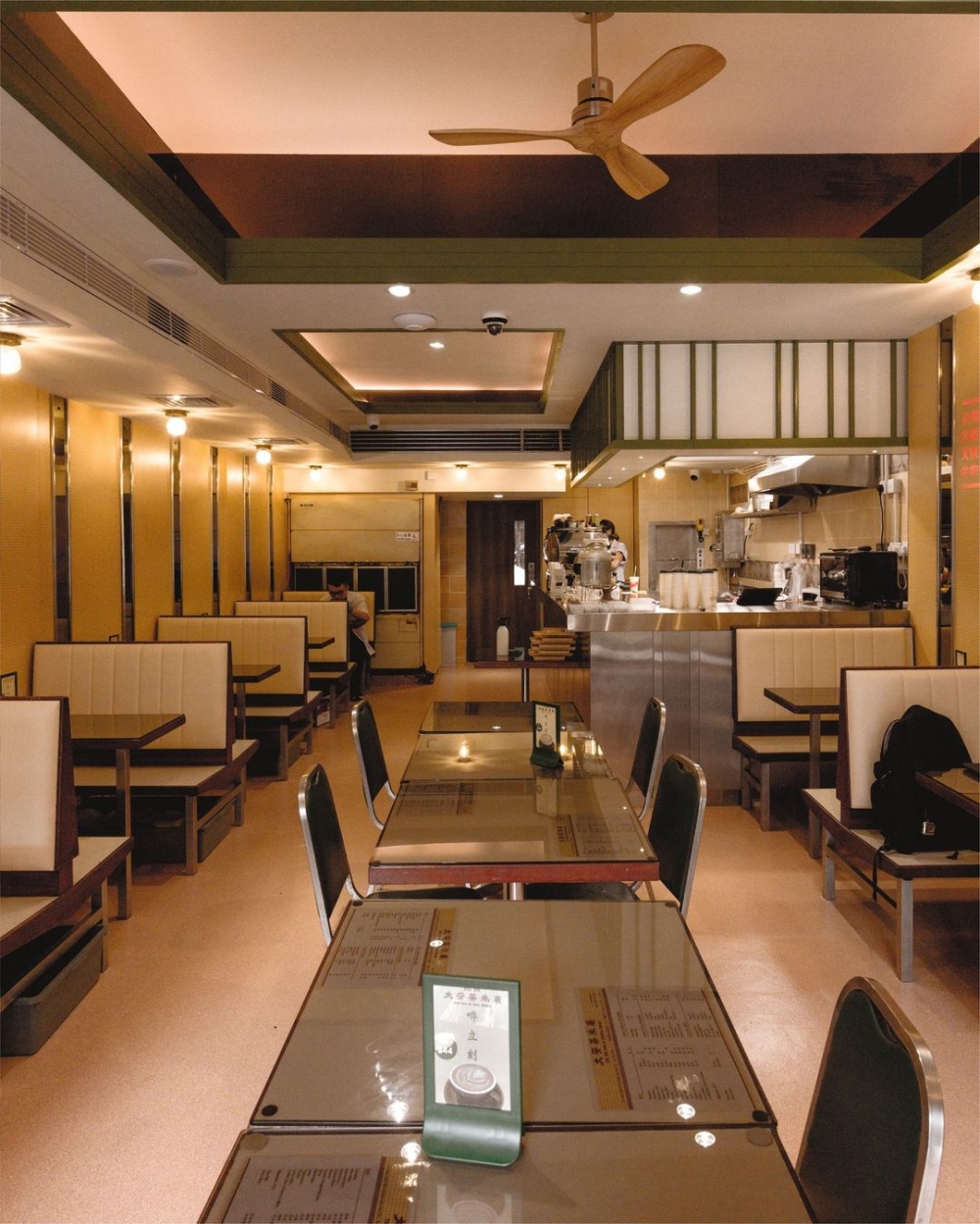 空間的佈局、保留了經典的卡座、牆上的舊餐牌。