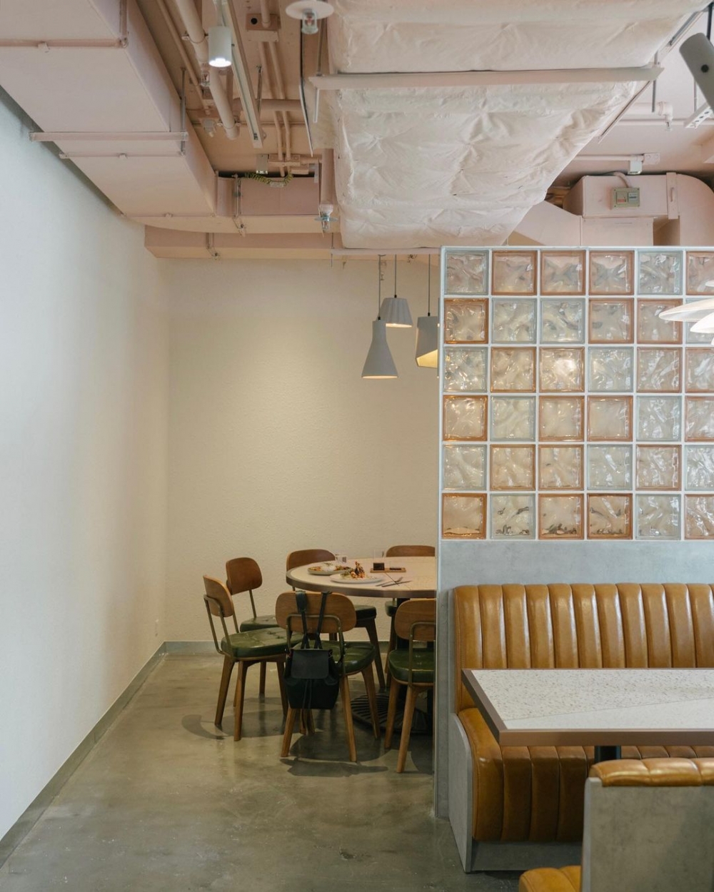 玻璃磚牆更為空間帶來截然不同的質感。