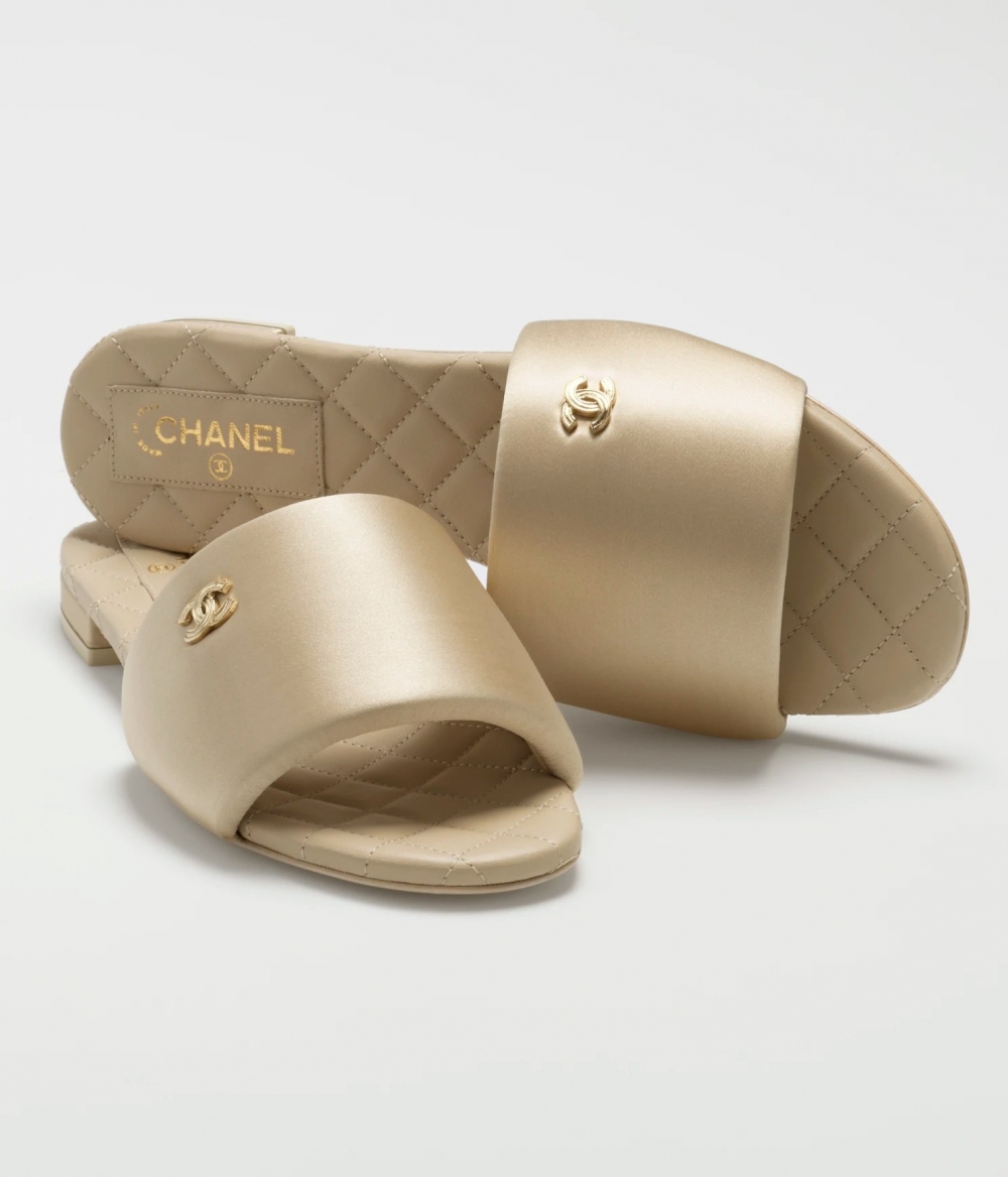 輕盈的拖鞋搭配上金色的CHANEL Logo展現高貴的氣質。