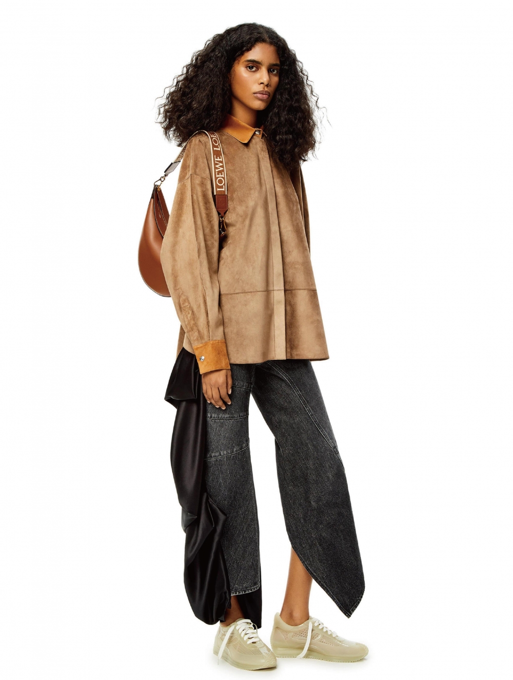 模特兒示範揹上素面款式。