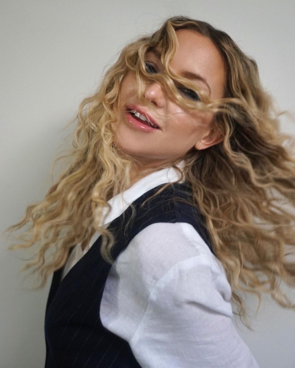 美國女演員Kate Hudson接受女性雜誌《Bustle》訪談,分享如何實踐快樂。