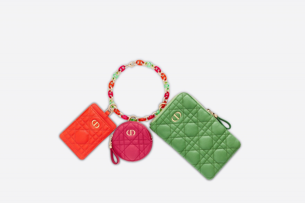 這款Dior Caro Tri-Pouch有著像是手環的設計相當特別。