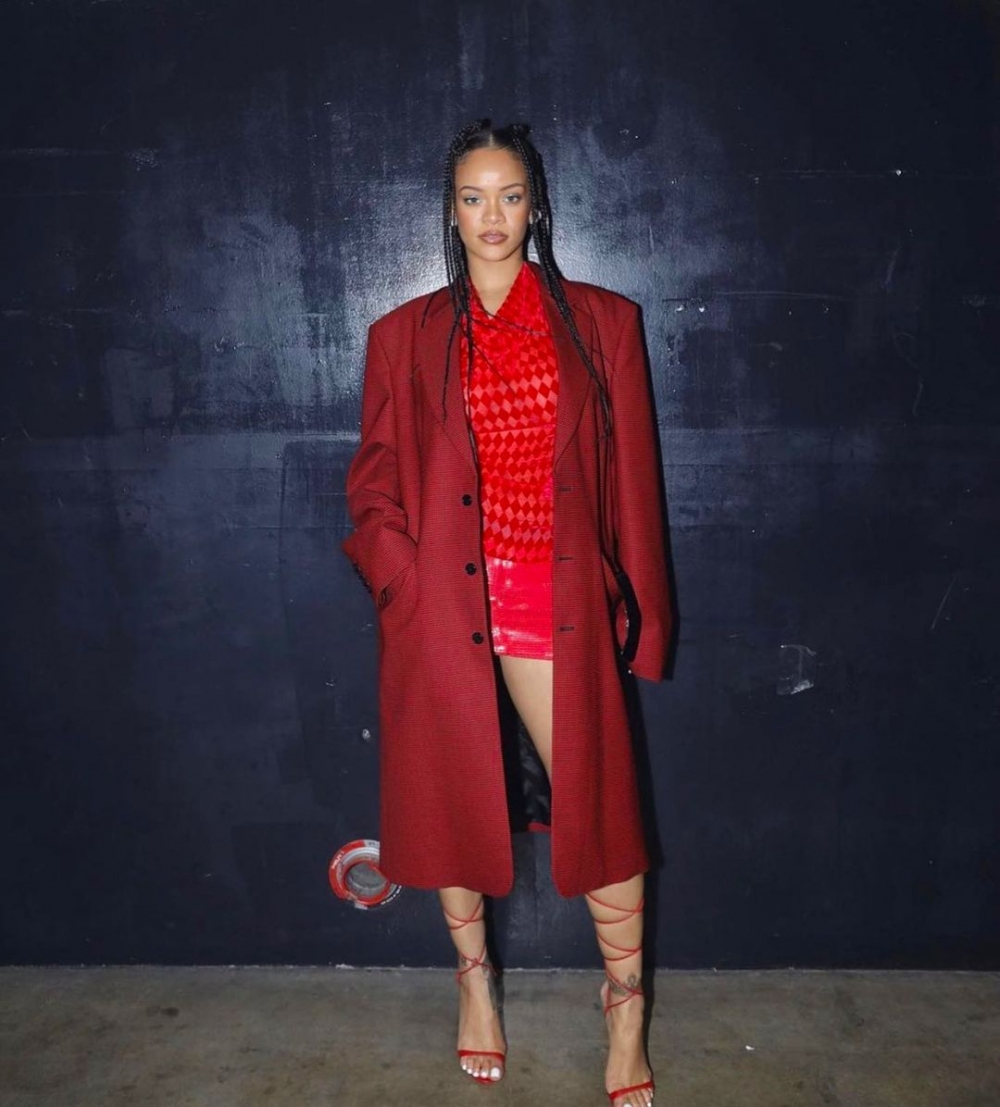 Rihanna穿上品牌亮眼矚目的猩紅色套裝。