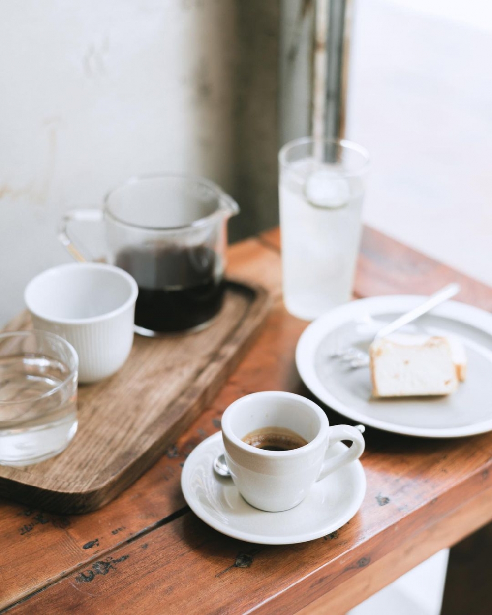 手沖咖啡以厭氧發酵的處理方法，滑順的口感之中有微微的酒味。