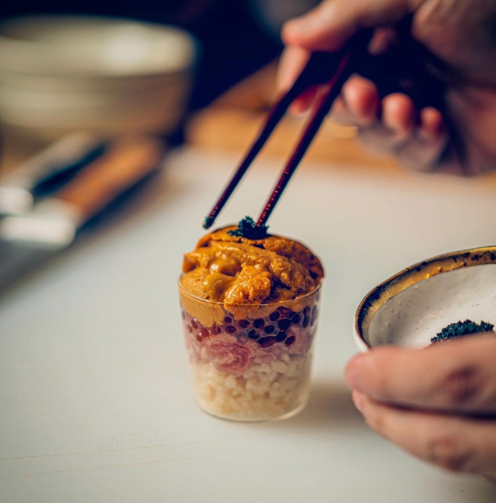 以海膽、切碎的黑鮪魚、鮭魚子,底部鋪上壽司飯組成的料理。