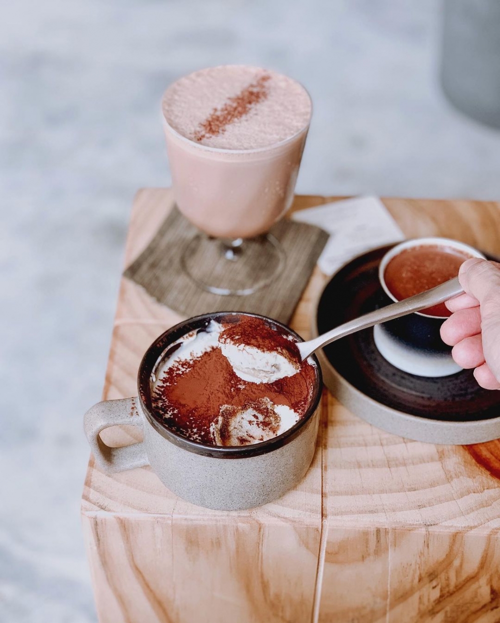 點上店內的甜點,品味可可的滋味。