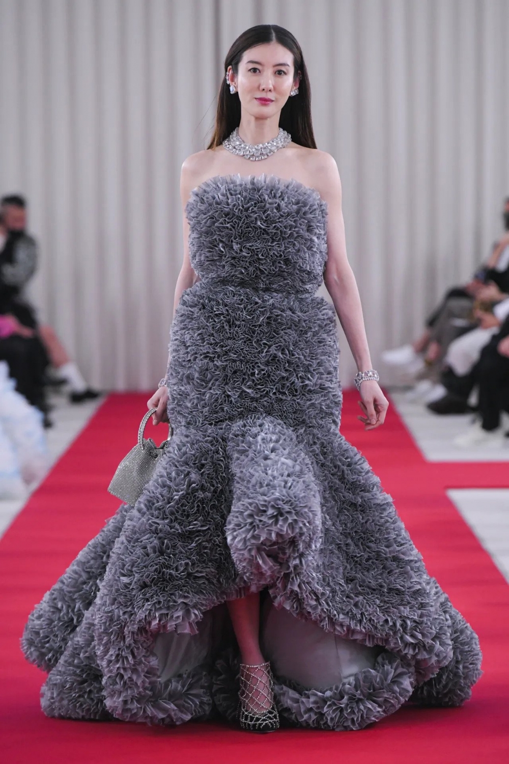 90年代日本演員友坂理惠驚喜出現在TOMO KOIZUMI大秀。