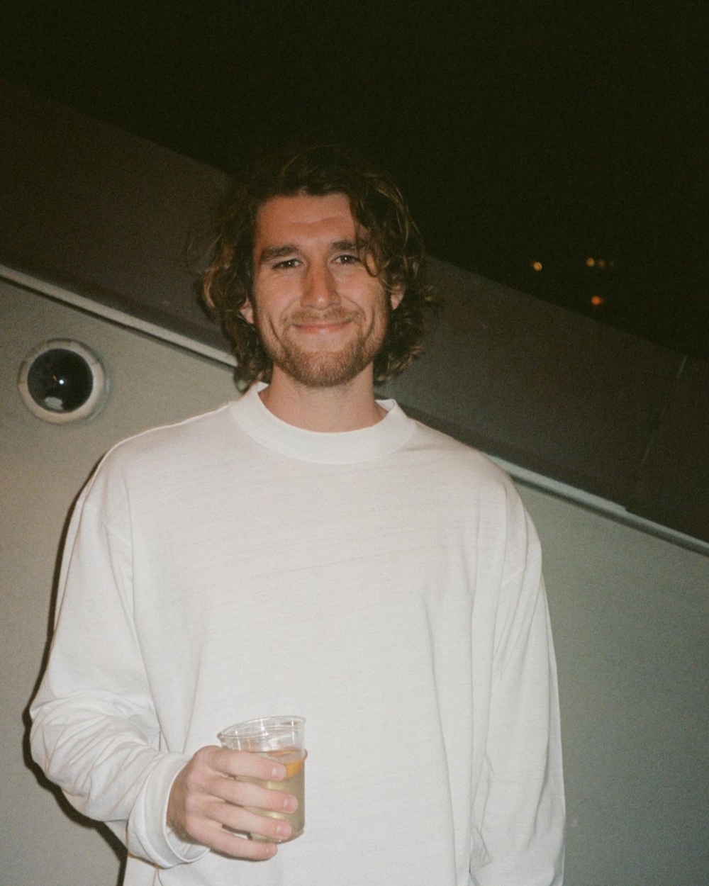 拿下墨鏡後的Seth Phillips，多了幾分暖男的氣質。