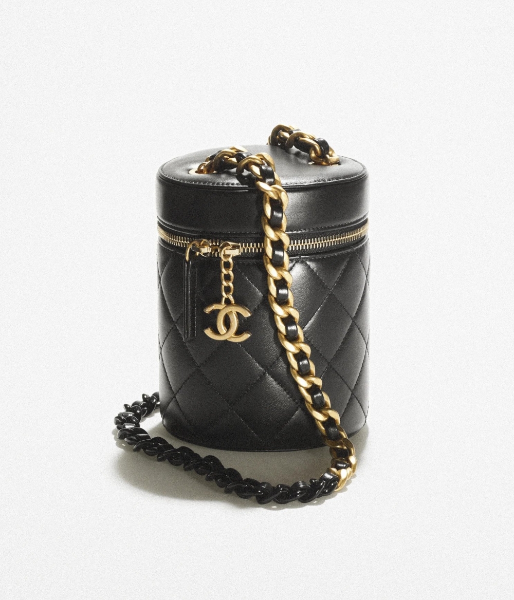 CHANEL Small Vanity Case圓筒的形狀為設計主軸。