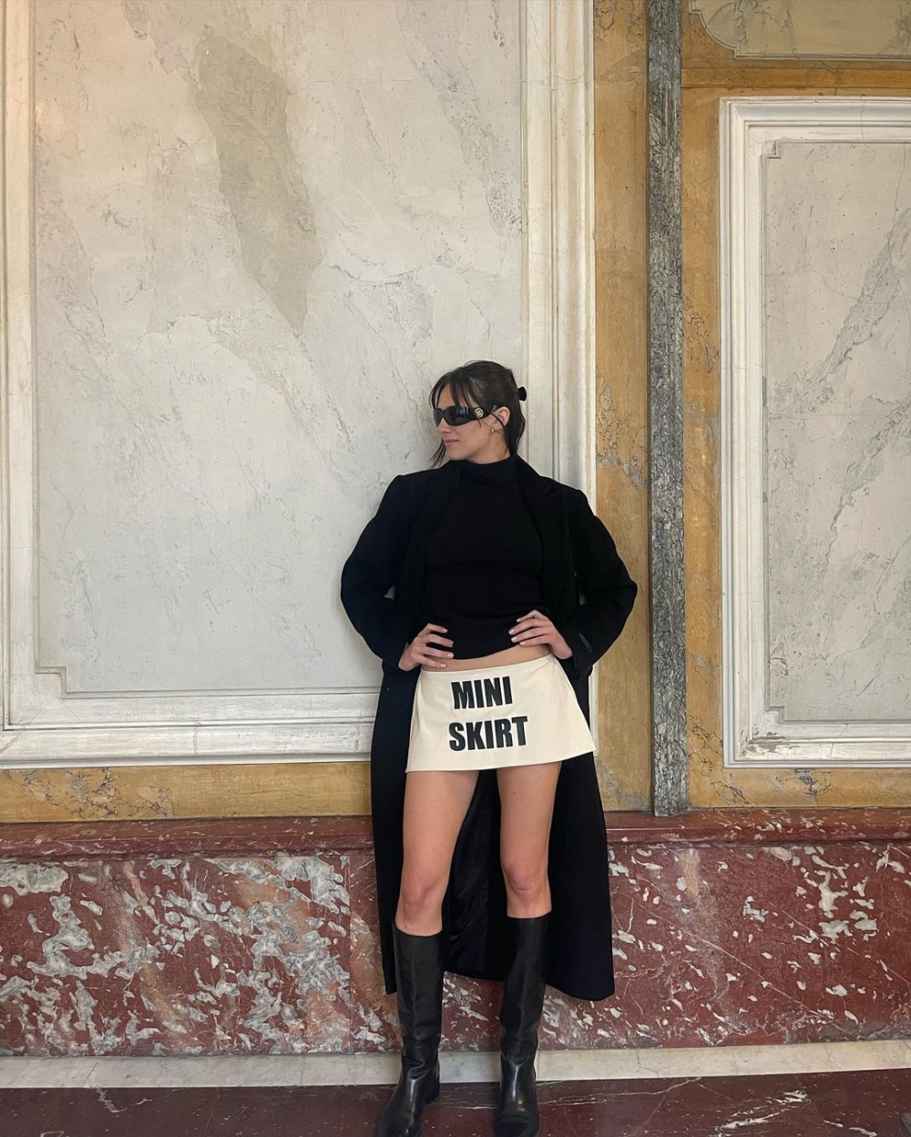 她抵達巴黎時裝週的現場。