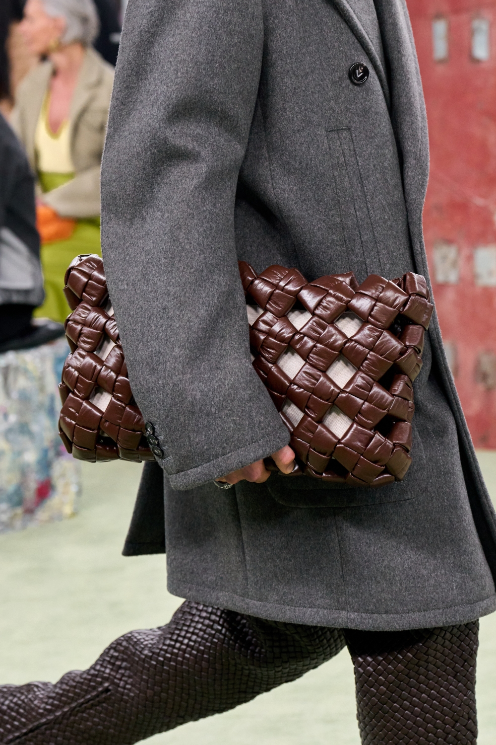 有著簍空設計的手拿包,也在此登場。