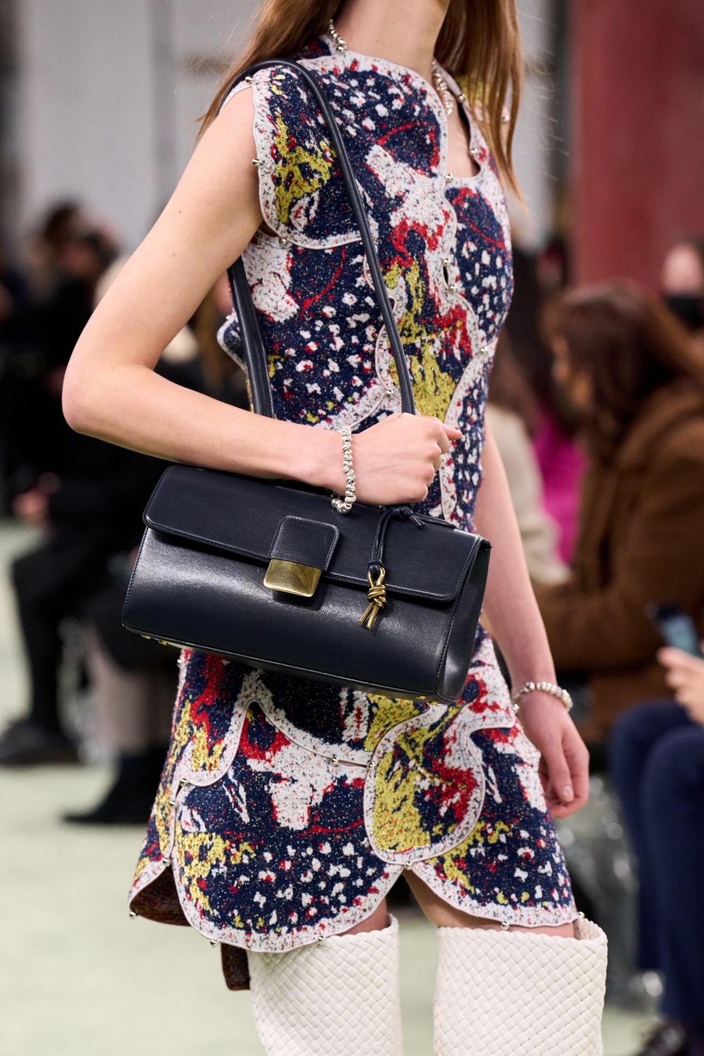 長方形的手袋款式是近日的大勢設計。