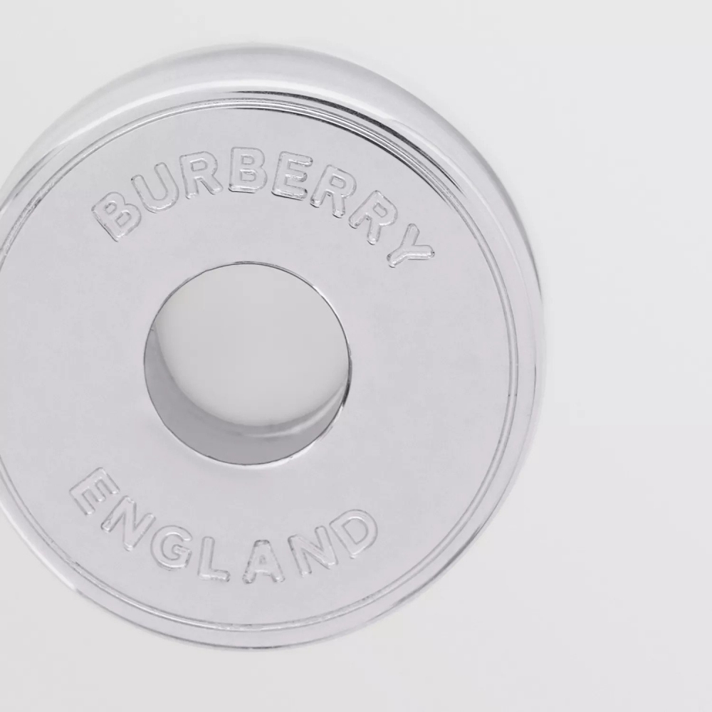 Burberry徽標圖案刻在上，具有強烈的辨識度。