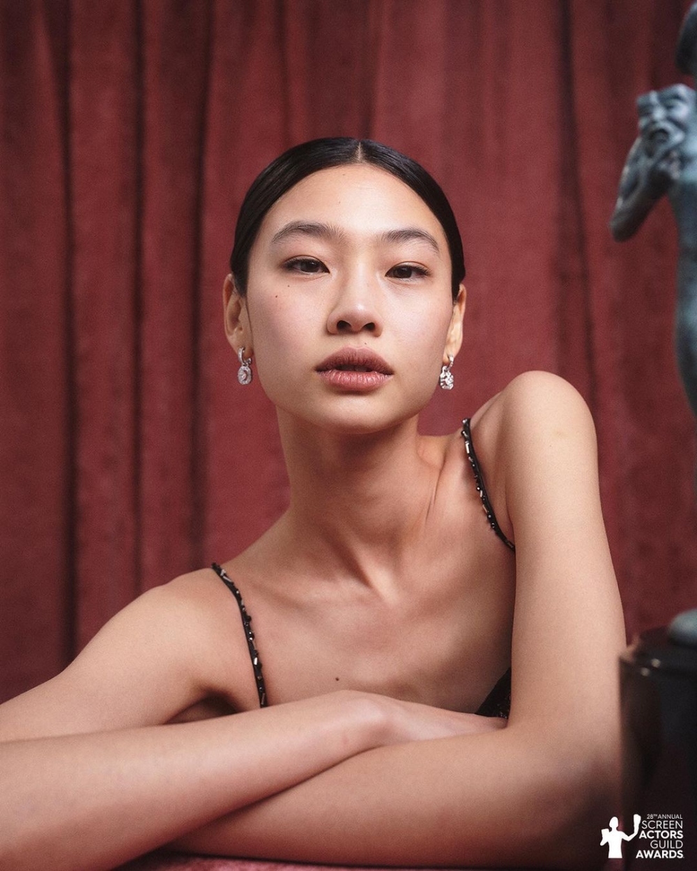 亮眼的配飾,讓她在群星之中更加耀眼。