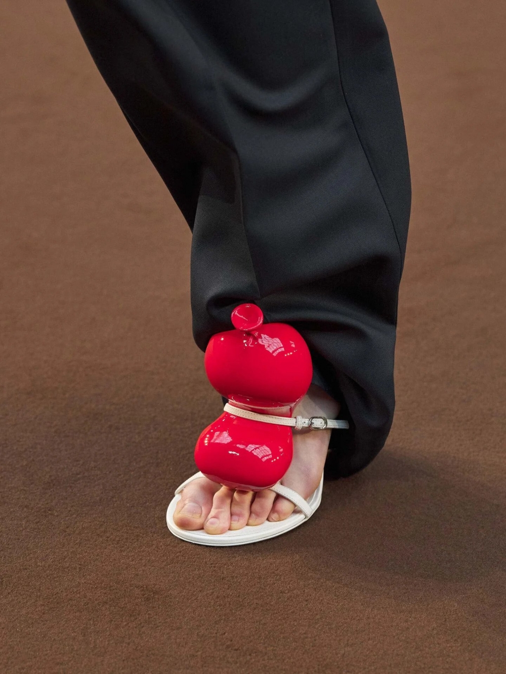 擠壓氣球造型的高跟鞋也成為搶鏡的細節。