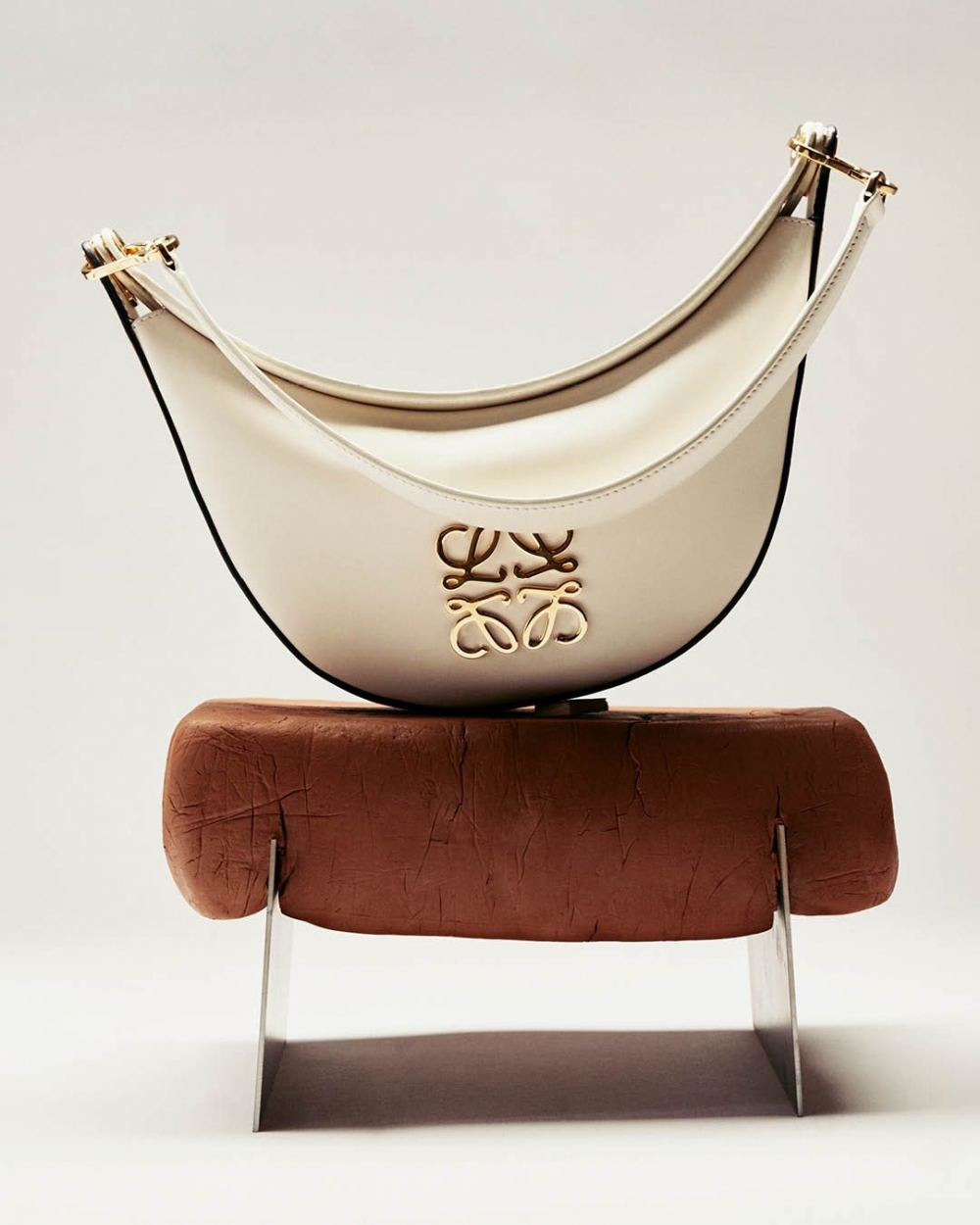 半月形輪廓手袋,在本季仍然沒有少。