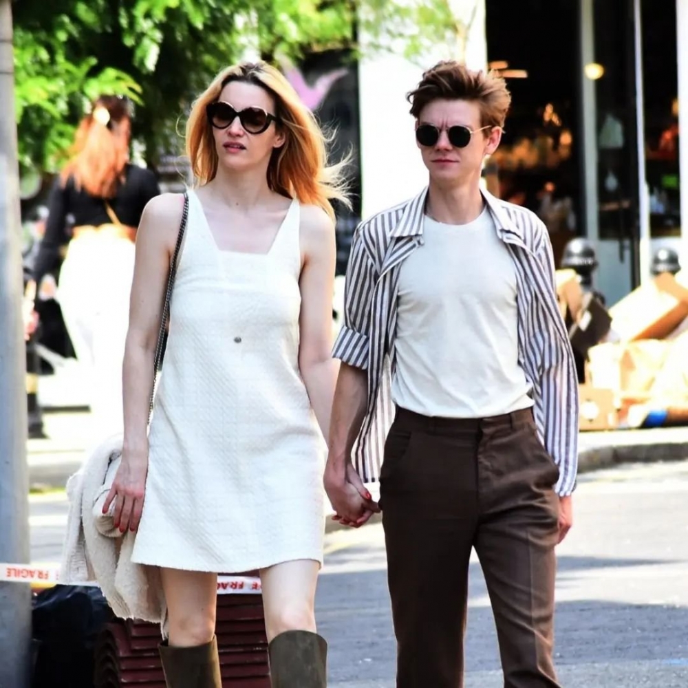 兩人被捕捉到在街頭上牽手。