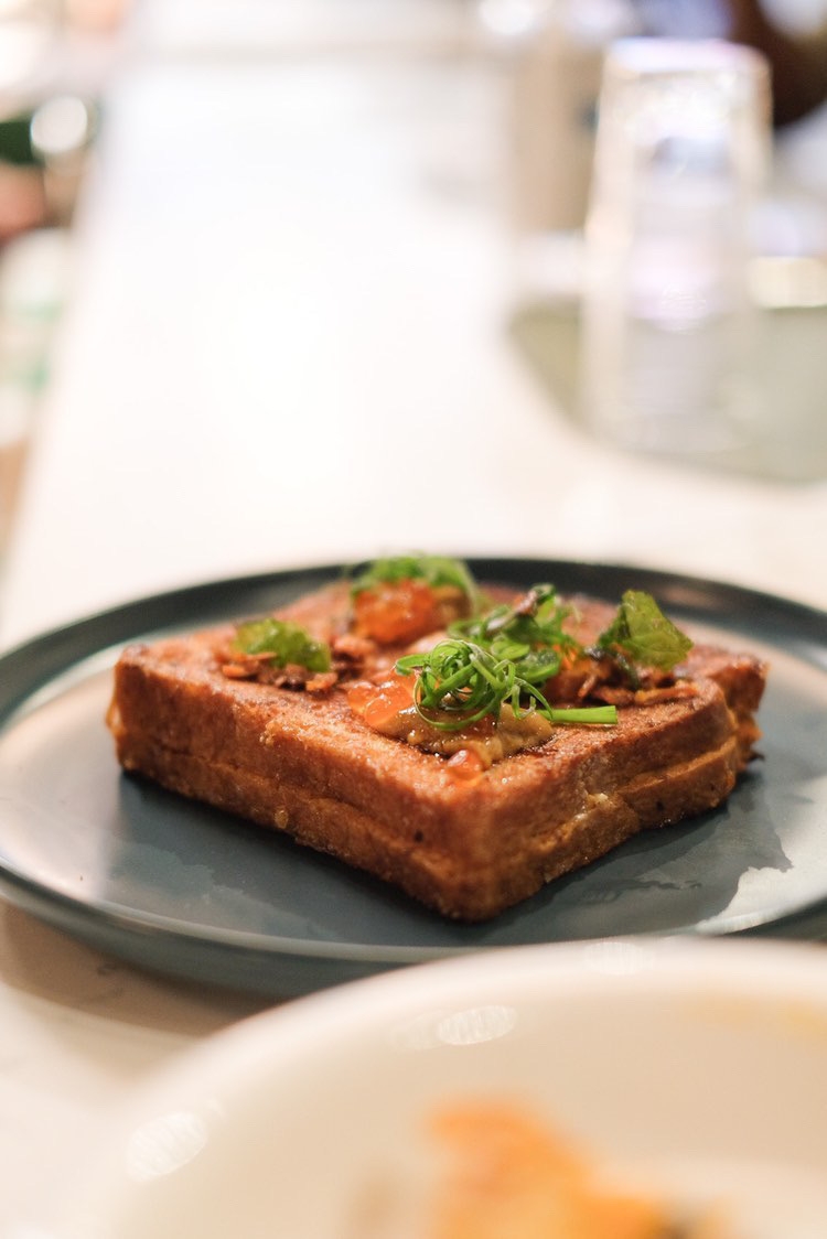 Toast of the ocean以海膽和鮭魚卵放在布莉歐上。