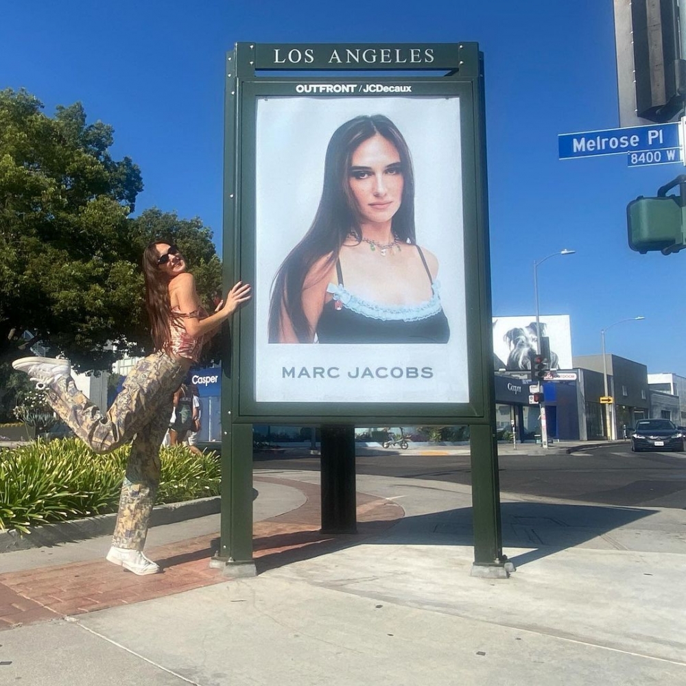 這些都證明了她的時尚地位。