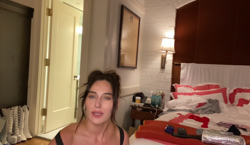 房間裡擺放著許多要征戰時裝週的時尚單品。