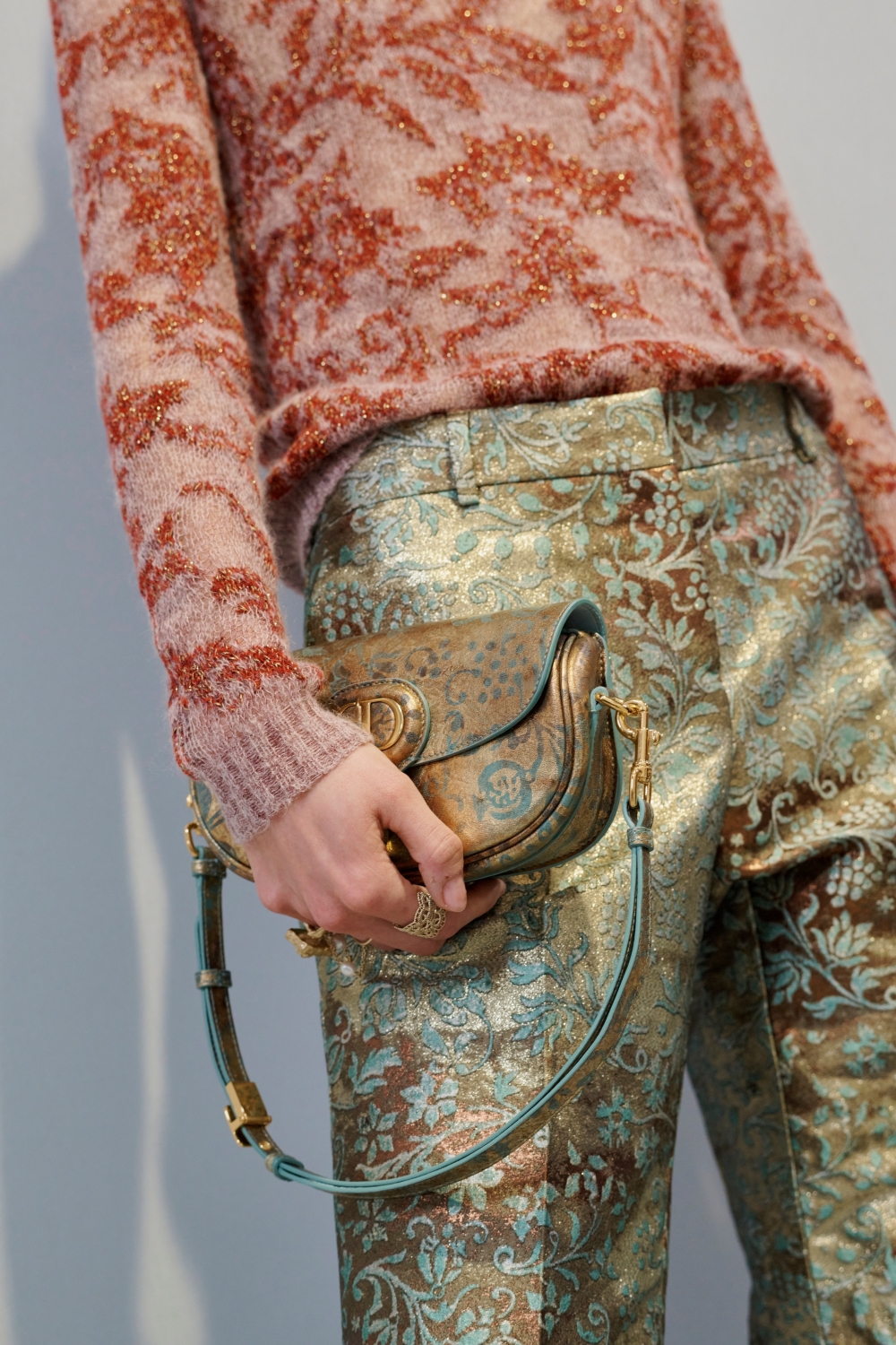 Bobby East West以全新的刺繡印花優雅呈現。