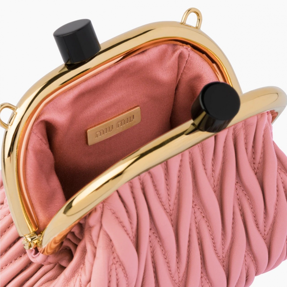 標誌性的皺皺元素,整體俏麗又摩登。