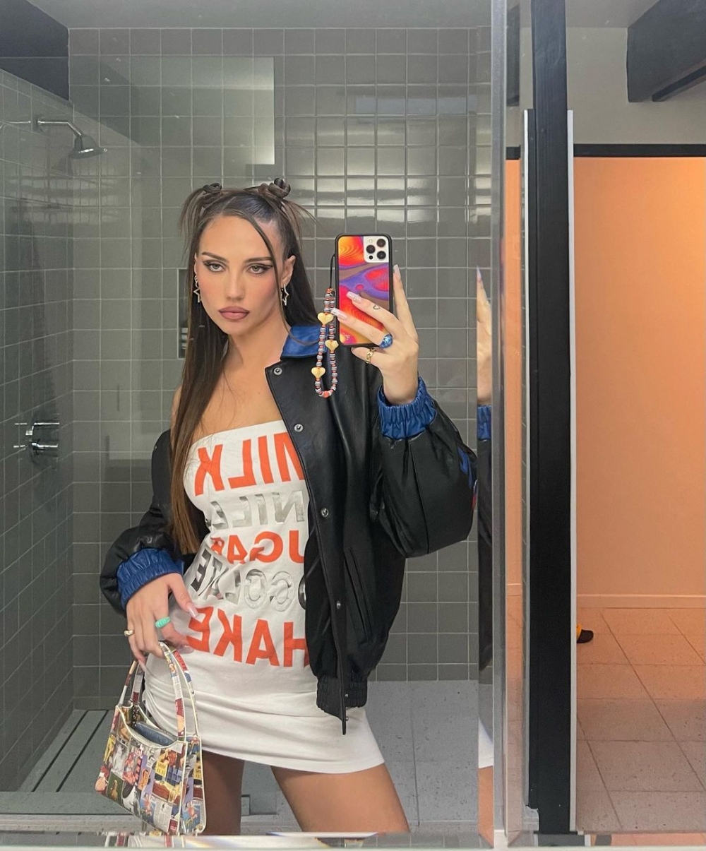 她在17歲時,與姊姊一起創辦自己的品牌。